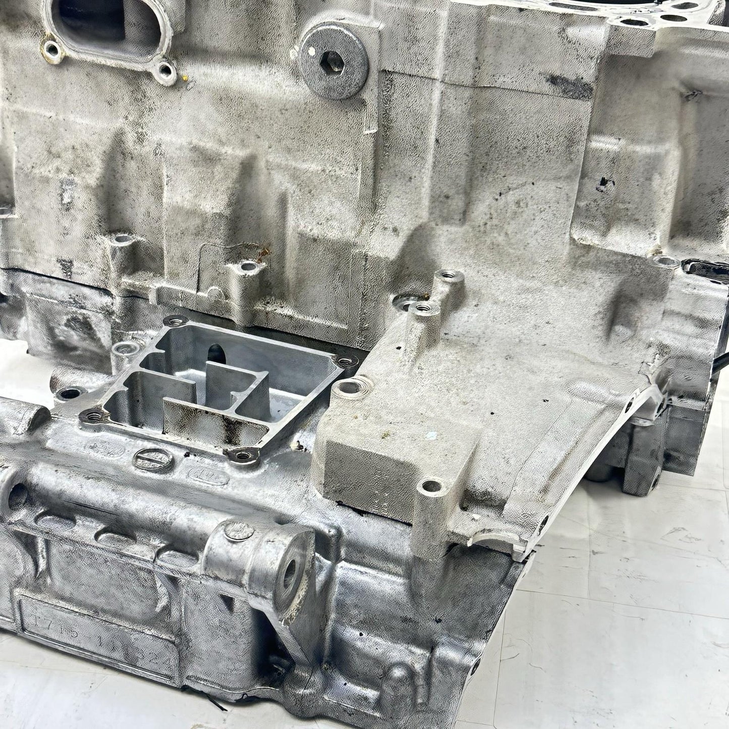 2007 - 2008 SUZUKI GSXR 1000 CRANK CASE UPPER BLOCK ENGINE MOTOR SILVER STOCK