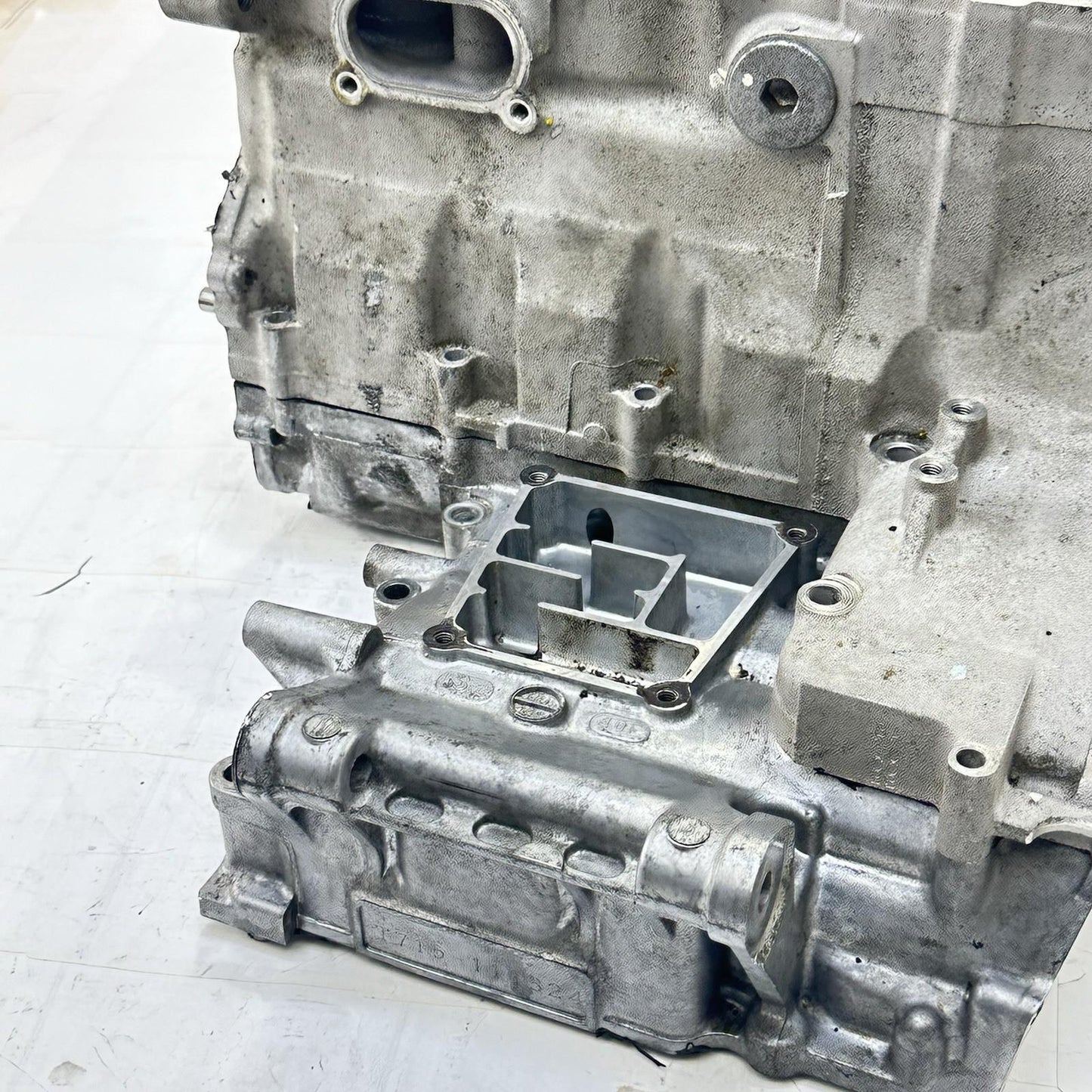 2007 - 2008 SUZUKI GSXR 1000 CRANK CASE UPPER BLOCK ENGINE MOTOR SILVER STOCK